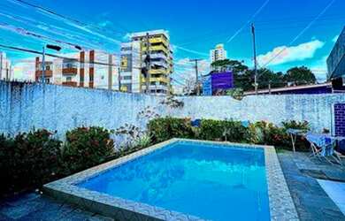 Imagem: A casa possui 5 Dormitórios, 5 Banheiros, 4 Vagas na garagem