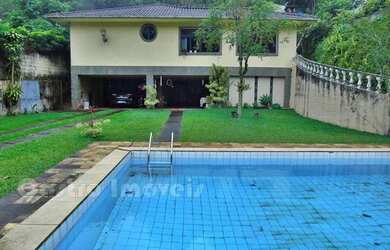 Imagem: A casa possui 4 Dormitórios, 3 Banheiros e 250m² de Área