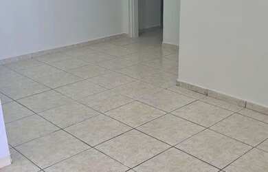 Imagem: A casa possui 1 Dormitório, 1 Banheiro, 1 Vaga na garagem e