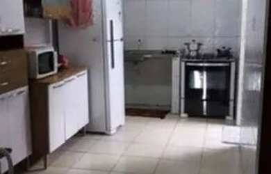 Imagem: A casa possui 2 Dormitórios, 1 Banheiro, 1 Vaga na garagem