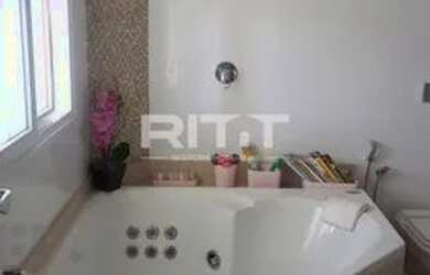 Imagem: A casa em condomínio possui 5 Dormitórios, 5 Banheiros, 4