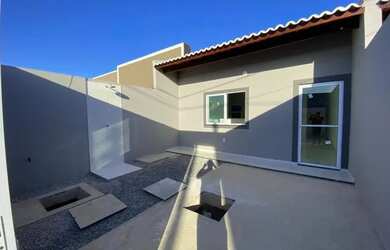 Imagem: A casa possui 3 Dormitórios, 2 Banheiros, 2 Vagas na garagem