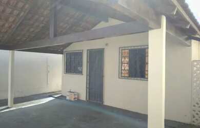 Imagem: A casa possui 2 Dormitórios, 1 Banheiro, 2 Vagas na garagem