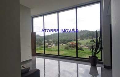 Imagem: A casa possui 3 Dormitórios, 1 Banheiro, 2 Vagas na garagem