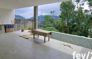 Imagem: A casa possui 3 Dormitórios, 3 Banheiros, 2 Vagas na garagem