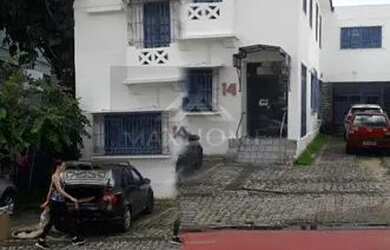 Imagem: A casa possui 5 Dormitórios, 1 Banheiro, 5 Vagas na garagem