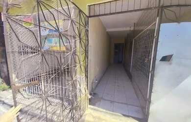 Imagem: A casa possui 1 Dormitório, 1 Banheiro, 1 Vaga na garagem e