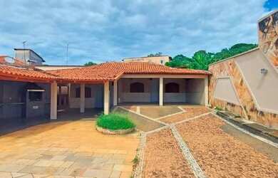 Imagem: A casa possui 5 Dormitórios, 2 Banheiros, 5 Vagas na garagem