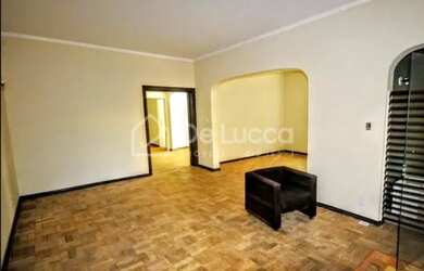 Imagem: A casa possui 5 Dormitórios, 4 Banheiros, 4 Vagas na garagem