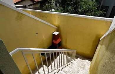 Imagem: A casa possui 3 Dormitórios, 2 Banheiros, 4 Vagas na garagem