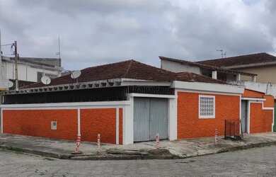 Imagem: A casa possui 2 Dormitórios, 1 Banheiro, 3 Vagas na garagem