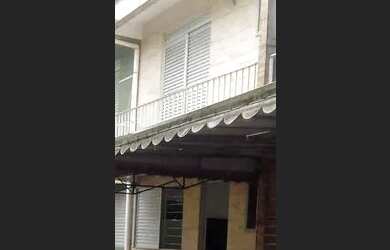 Imagem: A casa possui 2 Dormitórios, 2 Banheiros, 1 Vaga na garagem