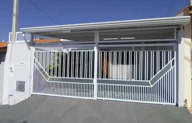 Imagem: A casa possui 2 Dormitórios, 2 Banheiros, 3 Vagas na garagem