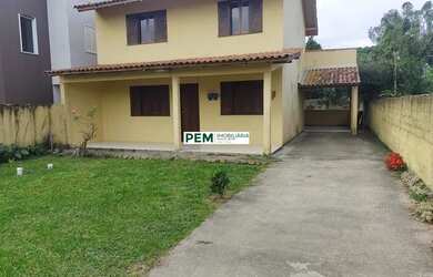 Imagem: A casa possui 3 Dormitórios, 2 Banheiros, 2 Vagas na garagem