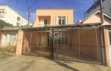 Imagem: A casa possui 4 Dormitórios, 4 Banheiros, 2 Vagas na garagem