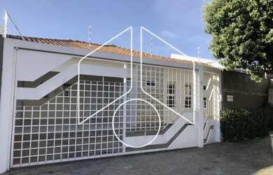 Imagem: A casa possui 3 Dormitórios, 1 Banheiro, 4 Vagas na garagem