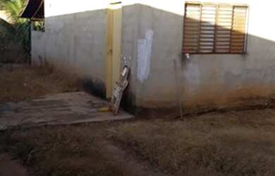 Imagem: A casa possui 2 Dormitórios, 1 Banheiro, 2 Vagas na garagem