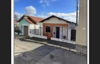 Imagem: A casa possui 2 Dormitórios, 1 Banheiro, 1 Vaga na garagem