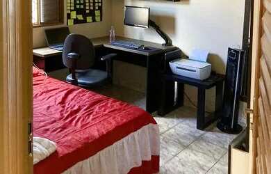 Imagem: A casa possui 2 Dormitórios, 1 Banheiro e 100m² de Área e