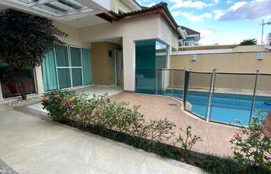 Imagem: A casa em condomínio possui 4 Dormitórios, 5 Banheiros, 2