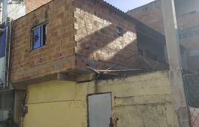 Imagem: A casa possui 2 Dormitórios, 2 Banheiros, 2 Vagas na garagem