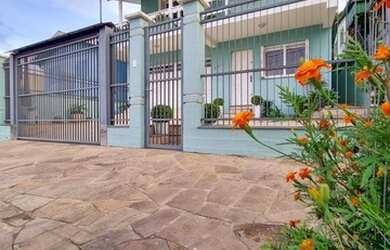 Imagem: A casa possui 3 Dormitórios, 3 Banheiros, 2 Vagas na garagem