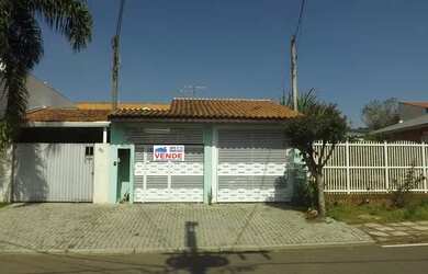 Imagem: A casa possui 3 Dormitórios, 2 Banheiros, 2 Vagas na garagem