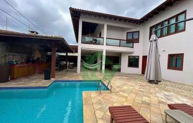 Imagem: A casa possui 4 Dormitórios, 5 Banheiros, 3 Vagas na garagem