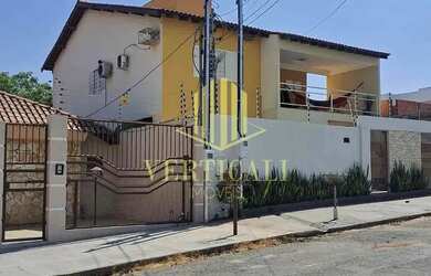 Imagem: A casa possui 4 Dormitórios, 3 Banheiros, 3 Vagas na garagem