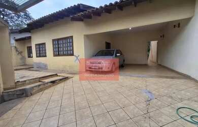 Imagem: A casa possui 4 Dormitórios, 1 Banheiro, 4 Vagas na garagem