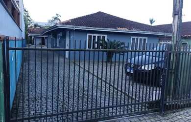 Imagem: A casa possui 4 Dormitórios, 3 Banheiros, 3 Vagas na garagem