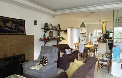 Imagem: A casa possui 4 Dormitórios, 5 Banheiros, 4 Vagas na garagem