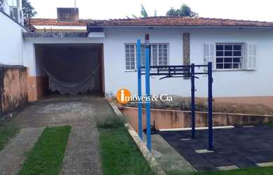 Imagem: A casa possui 3 Dormitórios, 2 Banheiros, 5 Vagas na garagem