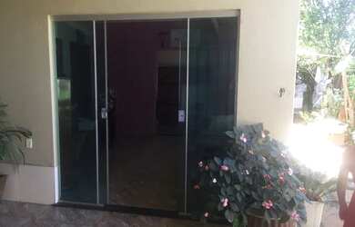 Imagem: A casa possui 2 Dormitórios, 2 Banheiros, 2 Vagas na garagem