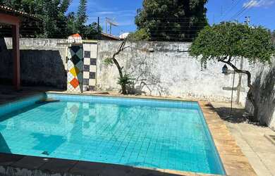 Imagem: A casa possui 3 Dormitórios, 5 Banheiros, 4 Vagas na garagem