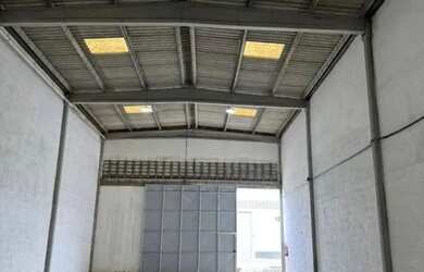 Imagem: O depósito possui 2 Vagas na garagem, 450m² de Área e está