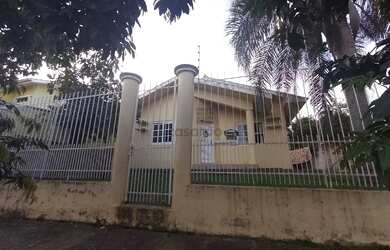 Imagem: A casa possui 1 Dormitório, 1 Banheiro, 1 Vaga na garagem