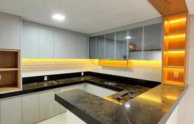 Imagem: A casa possui 2 Dormitórios, 2 Banheiros, 2 Vagas na garagem