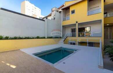 Imagem: A casa possui 3 Dormitórios, 5 Banheiros, 4 Vagas na garagem