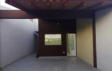 Imagem: A casa possui 3 Dormitórios, 2 Banheiros, 1 Vaga na garagem