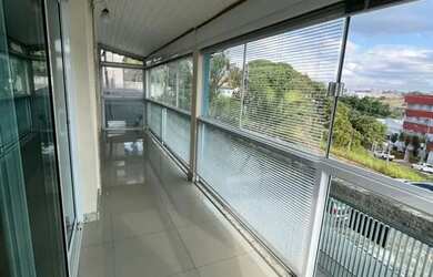 Imagem: A casa possui 4 Dormitórios, 3 Banheiros, 4 Vagas na garagem