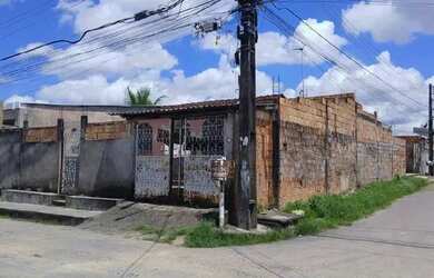 Imagem: A casa possui 2 Dormitórios, 1 Banheiro, 2 Vagas na garagem