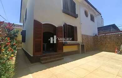 Imagem: A casa possui 5 Dormitórios, 4 Banheiros, 2 Vagas na garagem