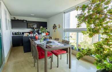 Imagem: O apartamento possui 4 Dormitórios, 4 Banheiros, 5 Vagas na