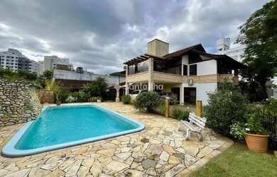 Imagem: A casa possui 4 Dormitórios, 4 Banheiros, 3 Vagas na garagem