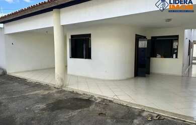 Imagem: A casa possui 3 Dormitórios, 2 Banheiros, 4 Vagas na garagem