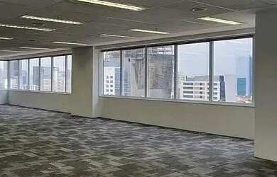 Imagem: O depósito possui 5 Vagas na garagem e 218m² de Área e está