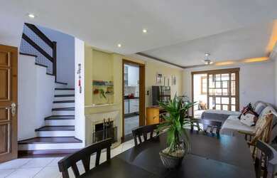 Imagem: A casa possui 3 Dormitórios, 3 Banheiros, 2 Vagas na garagem