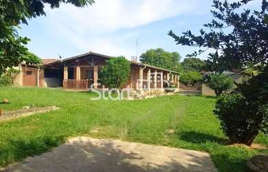 Imagem: A casa possui 3 Dormitórios, 2 Banheiros, 4 Vagas na garagem