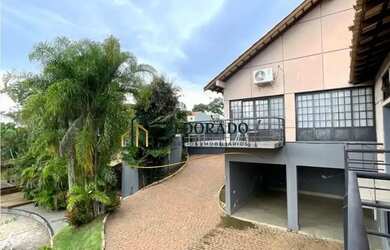 Imagem: A casa possui 4 Dormitórios, 5 Banheiros, 640m² de Área e